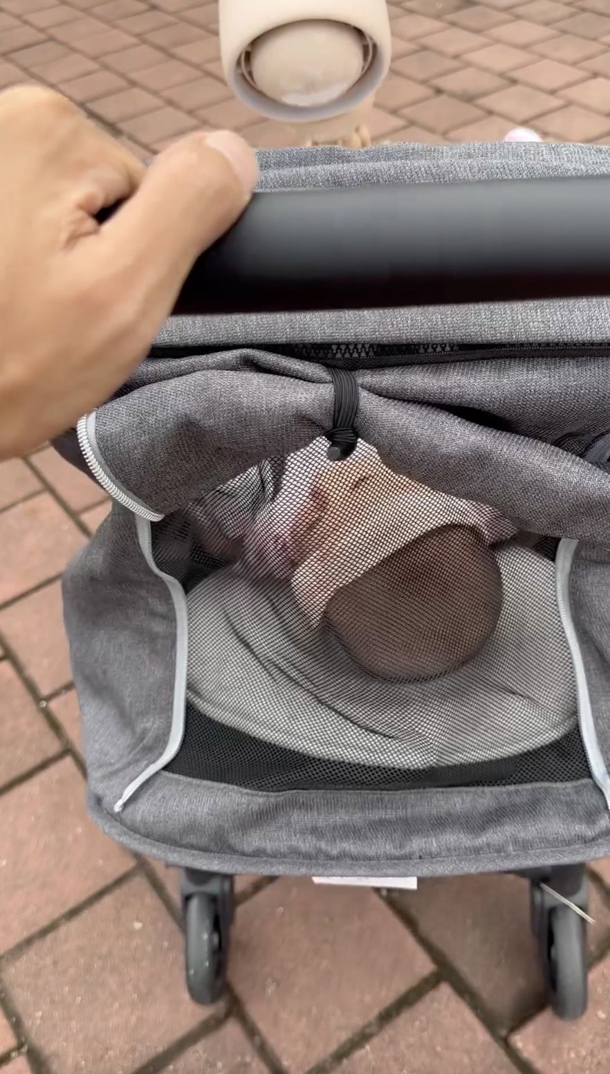 Syed Iqmal kongsi video tolak stroller anak 